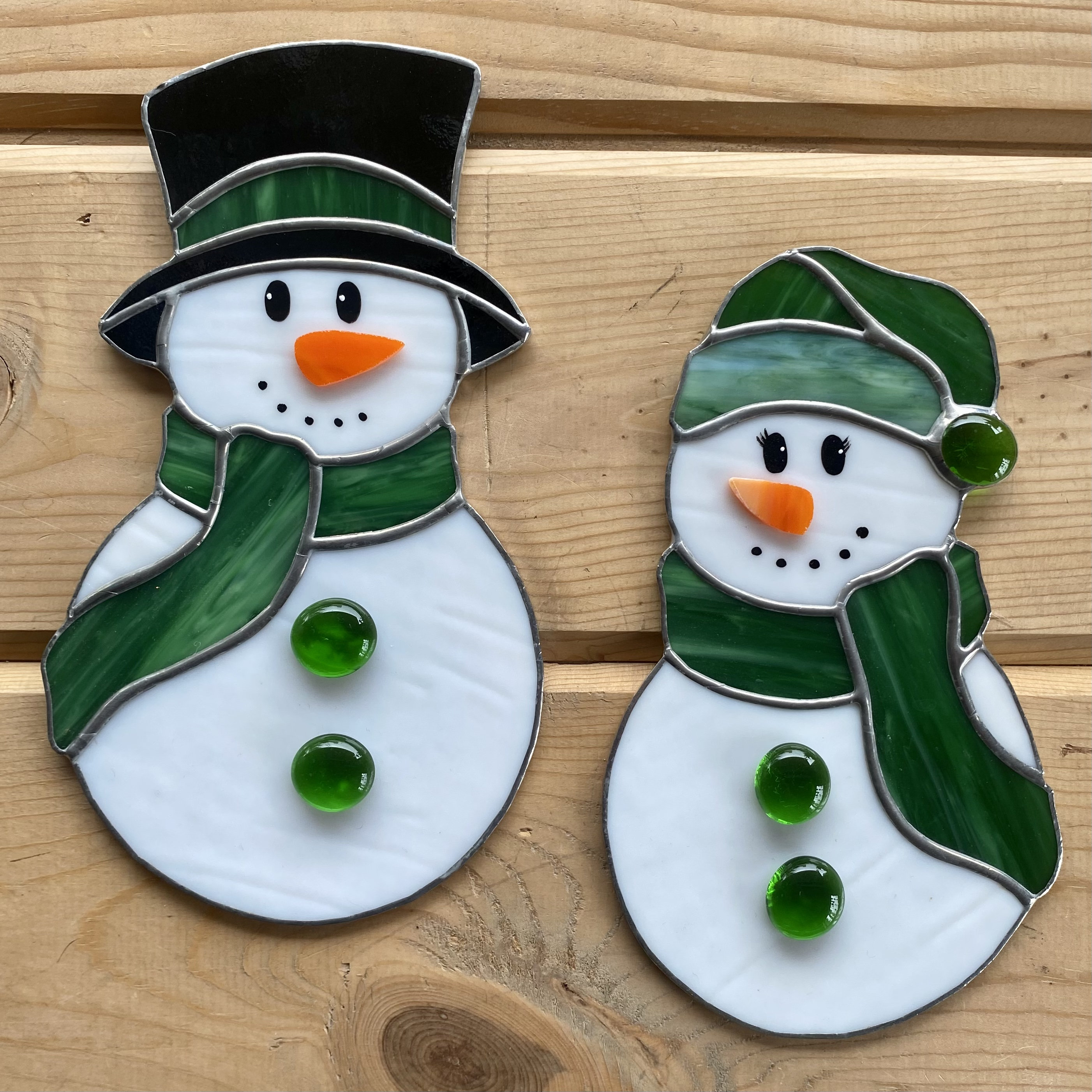 手作りのステンドグラスの雪だるまサンキャッチャー（緑色