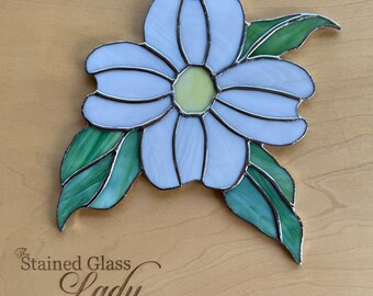 手作りのステンドグラスのハナミズキの花のサンキャッチャー（白）。花