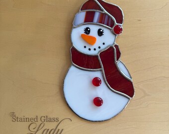 家の前で松ぼっくりを拾う麦わら帽子の雪だるま ヴィンテージ ステンドグラス 家の前で松ぼっくりを拾う麦わら帽子の雪だるま ヴィンテージ ステンド