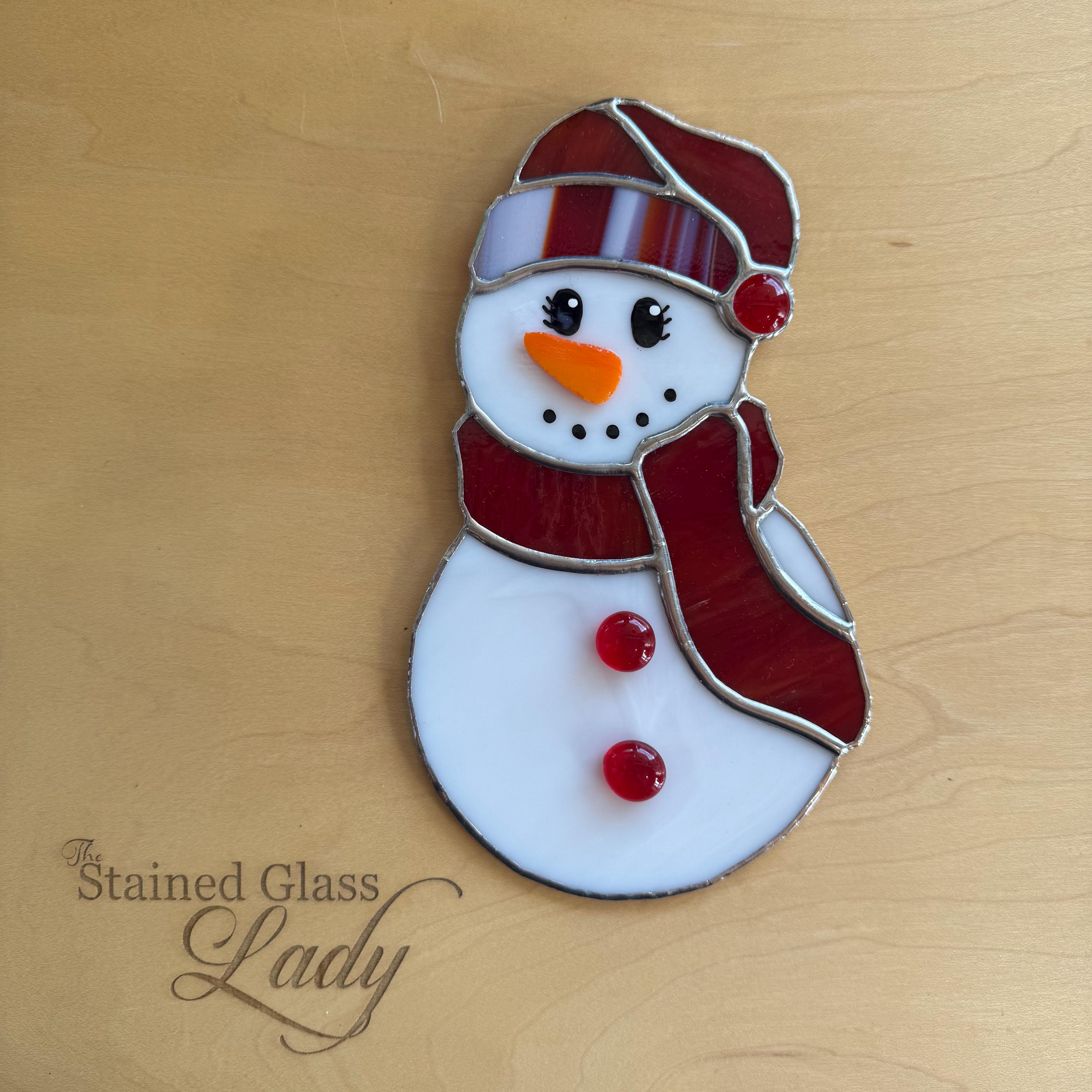 手作りのステンドグラスの雪だるまサンキャッチャー（赤い薄っぺらな