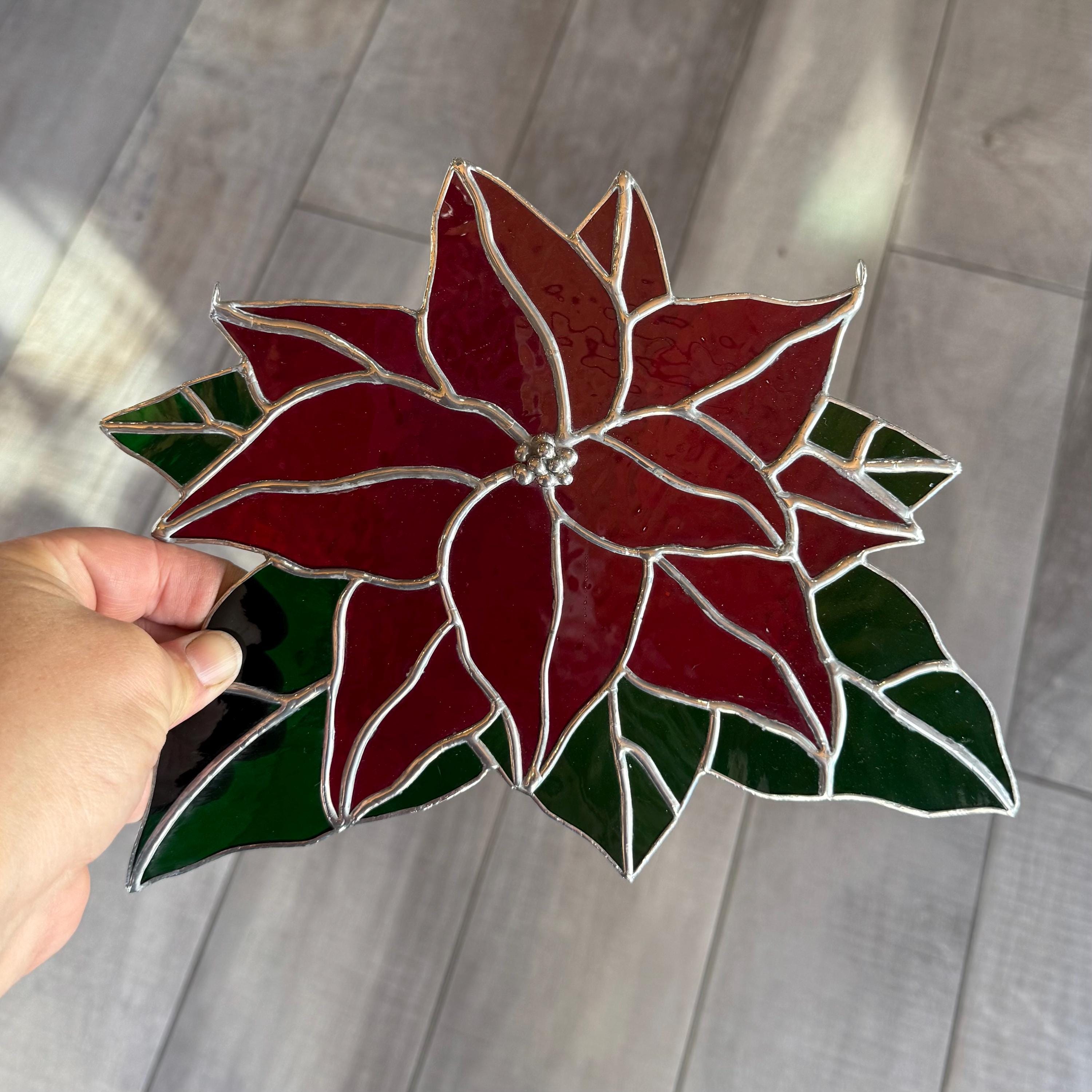 赤い大聖堂の手作りステンドグラスのクリスマスポインセチアサン