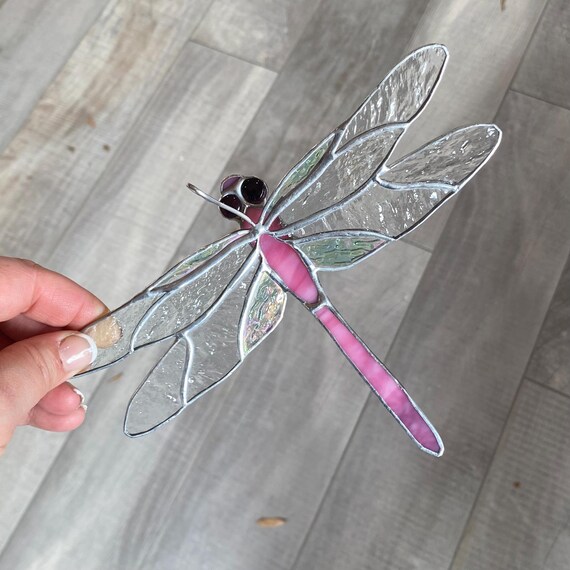 手作りのステンドグラスの立体的なトンボのサンキャッチャー（ピンク