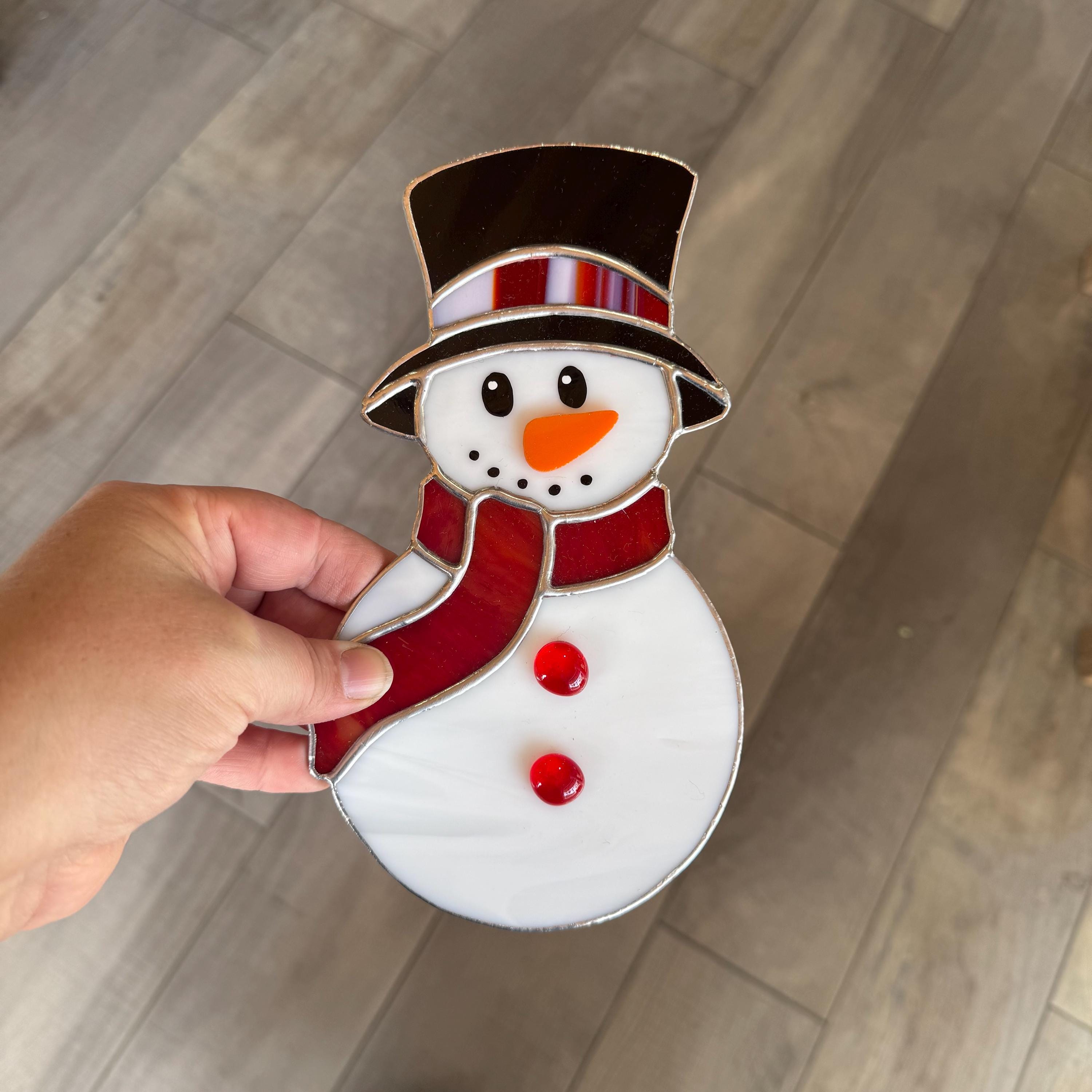 手作りのステンドグラスの雪だるまサンキャッチャー（赤い薄っぺらな