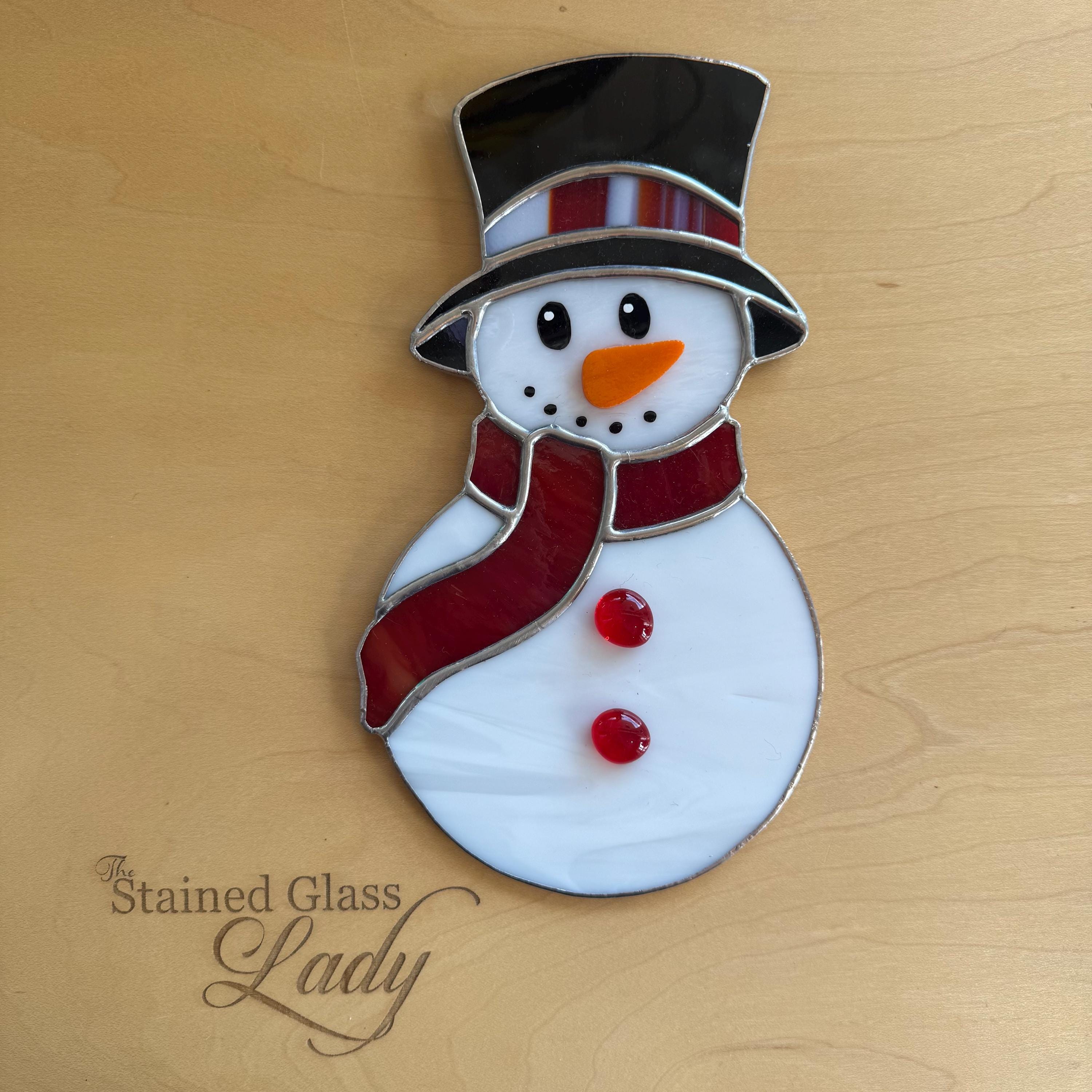 手作りのステンドグラスの雪だるまサンキャッチャー（赤い薄っぺらな