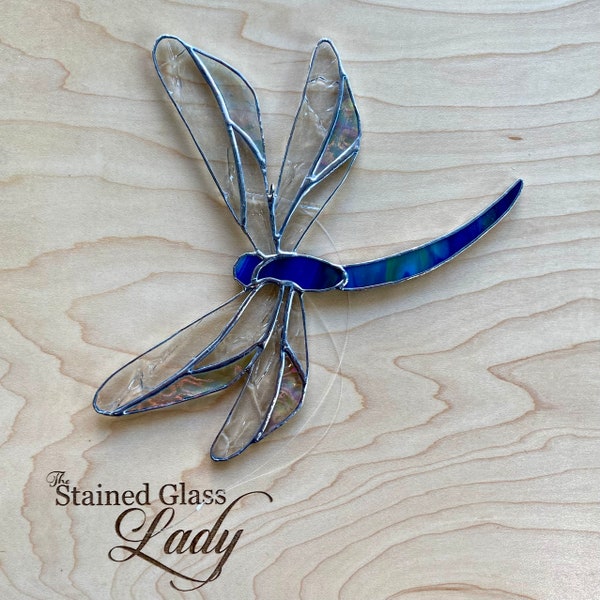 Dragonfly glas-in-lood suncatcher in blauwgroene strepen, handgemaakte kunstglazen raamophanging of woondecoratie, uniek cadeau-idee