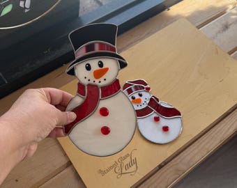手作りのステンドグラスの雪だるまサンキャッチャー（赤い薄っぺらな