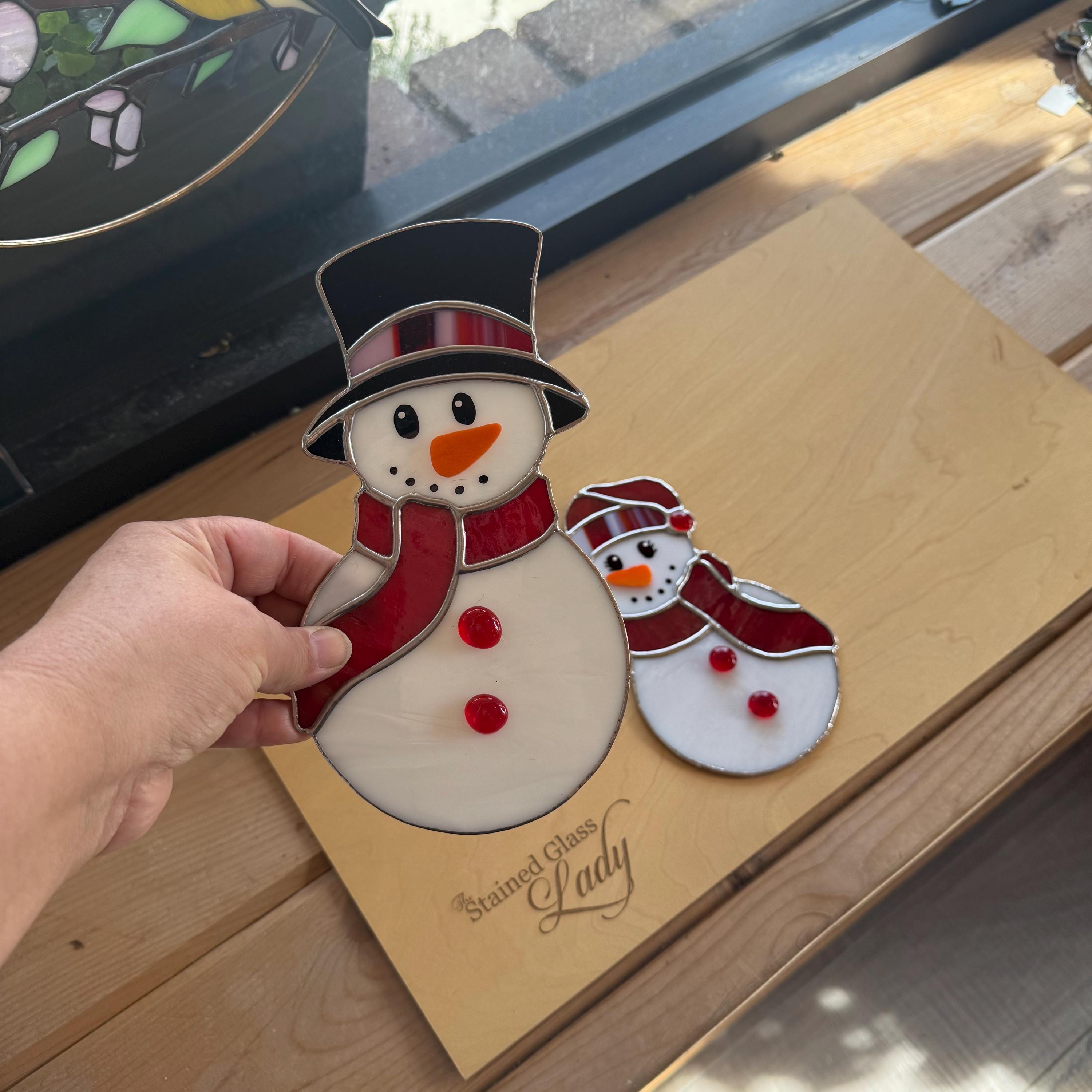 手作りのステンドグラスの雪だるまサンキャッチャー（赤い薄っぺらな
