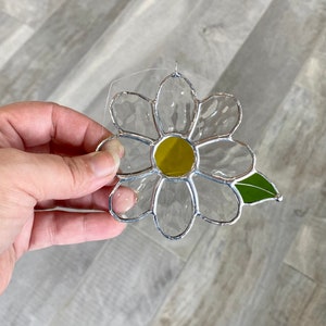 Daisy-Handcrafted stained glass daisy suncatcher in clear