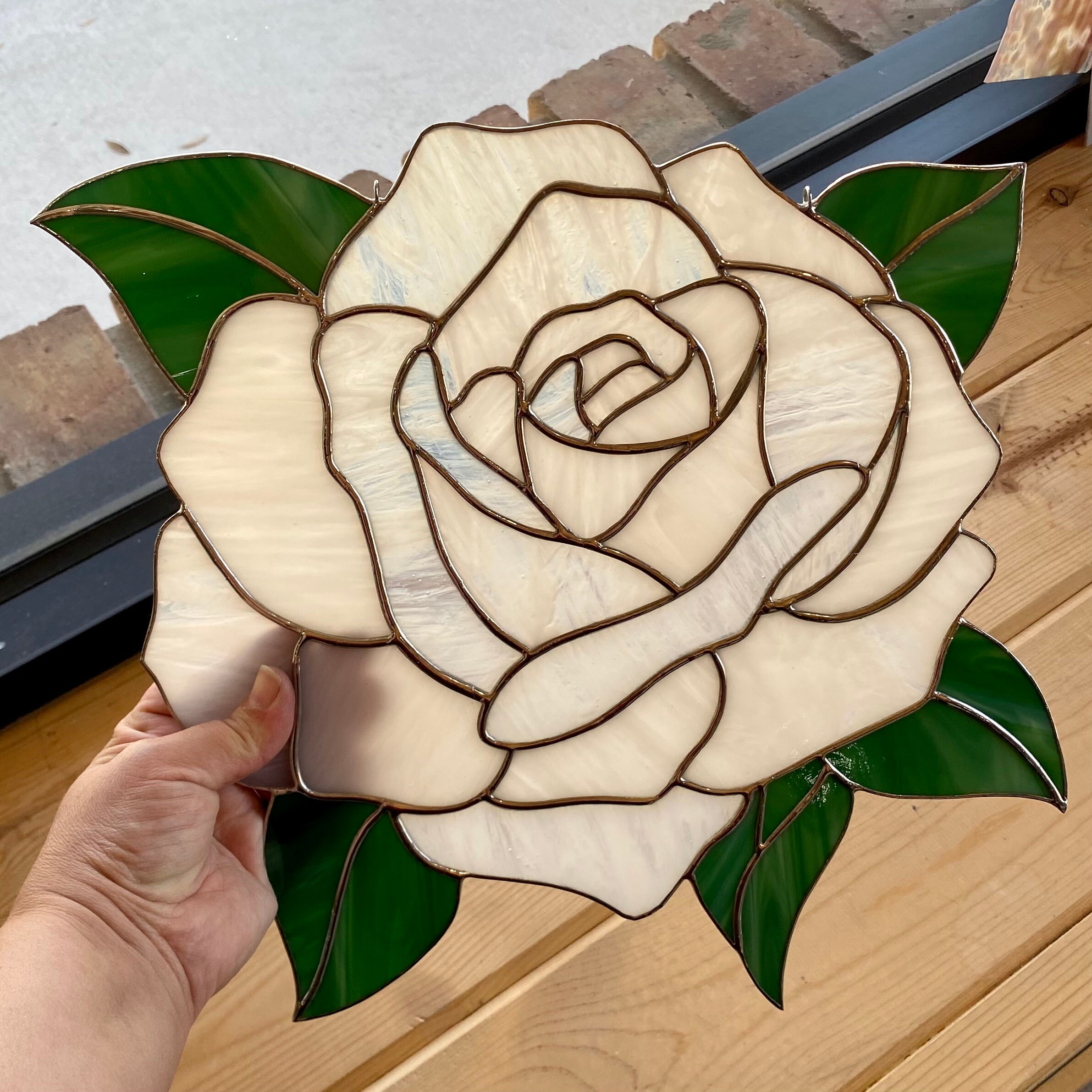 手作りのステンドグラスのフリーフォームの白いバラのサンキャッチャー