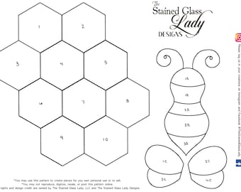 Puede incluir: Un patrón de vidrieras en blanco y negro con un diseño de panal de abejas con hexágonos numerados y un contorno de abeja. El texto "The Stained Glass Lady Designs" está en la parte superior. El patrón es para uso personal.