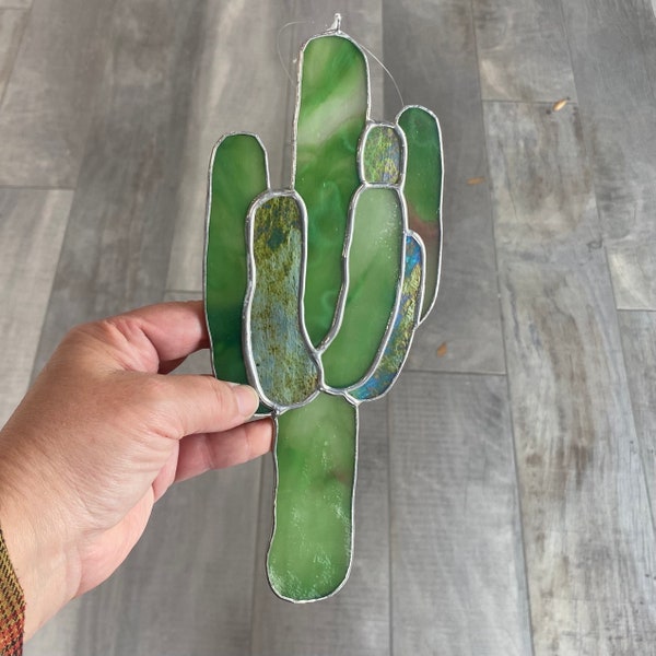 Handgefertigter Glas-Saguaro-Kaktus in grün mit irisierenden Akzenten, Wüsten-Wohnkultur, Fensterschmuck im Südwesten