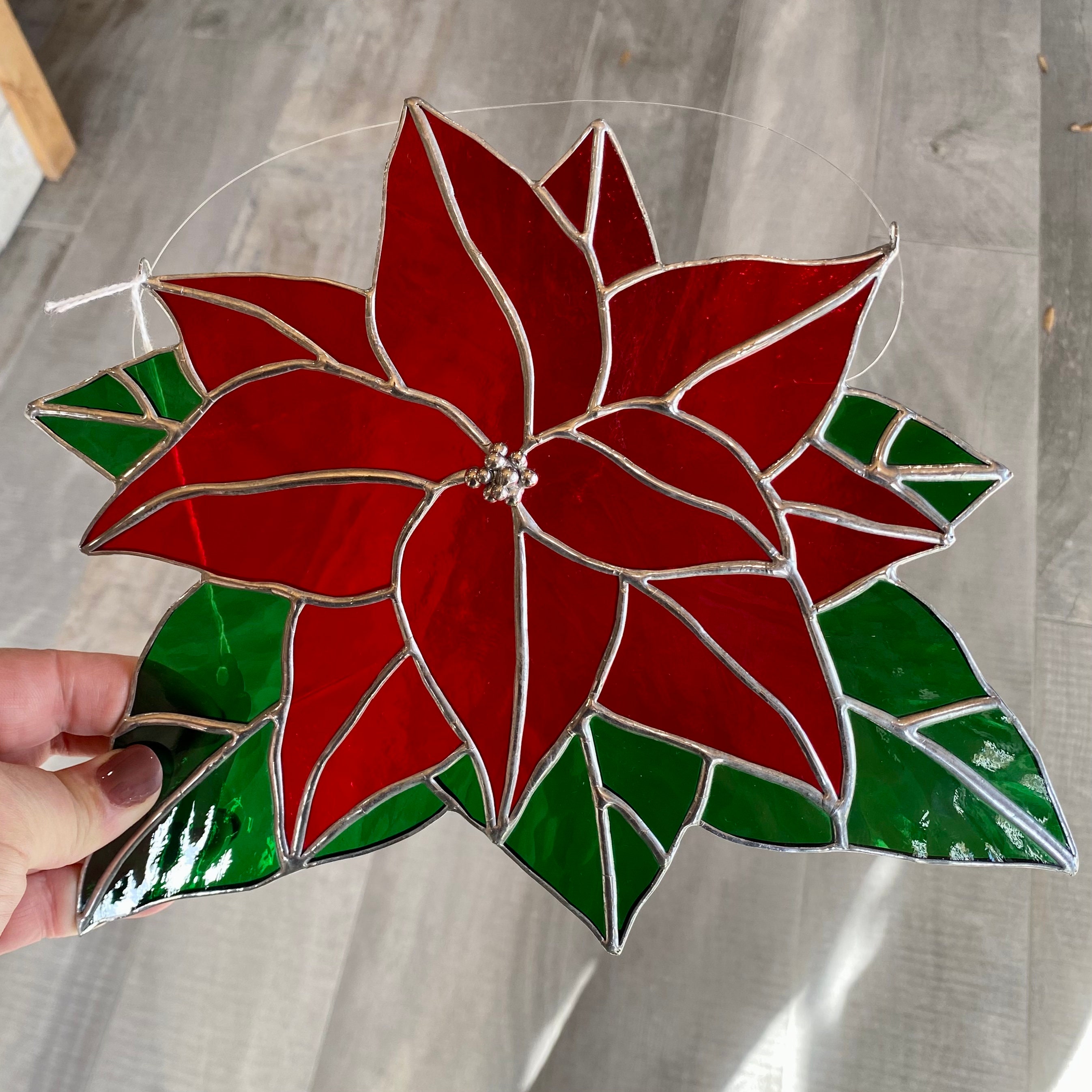 赤い大聖堂の手作りステンドグラスのクリスマスポインセチアサン