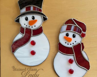 手作りのステンドグラスの雪だるまサンキャッチャー（赤い薄っぺらな