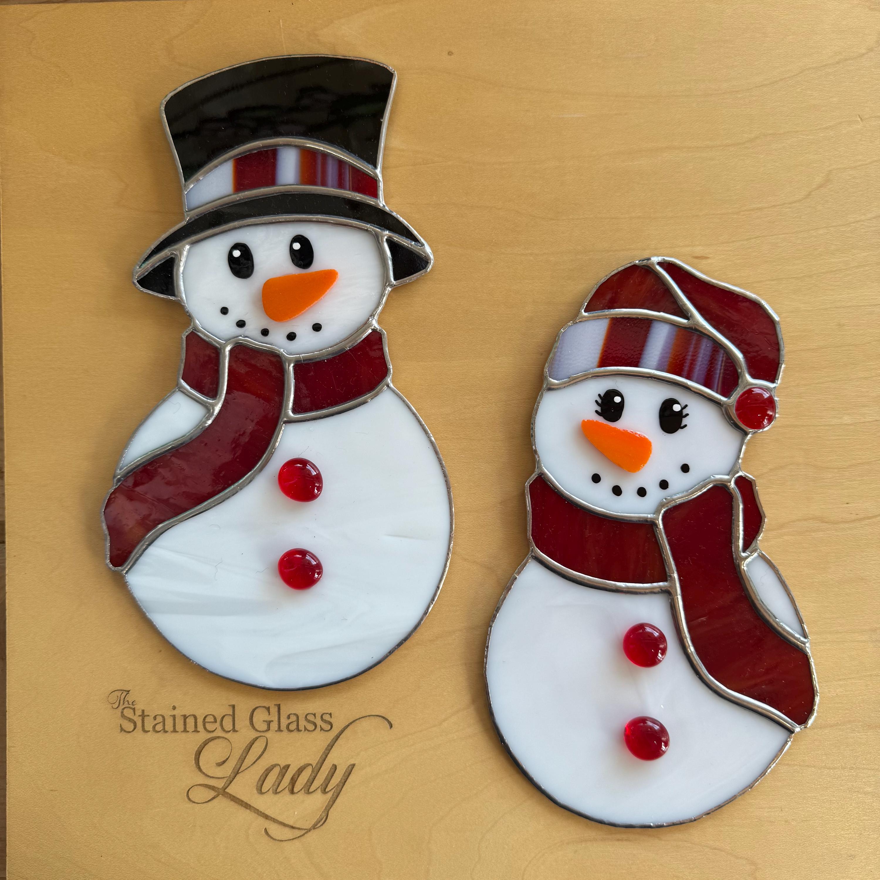 手作りのステンドグラスの雪だるまサンキャッチャー（赤い薄っぺらな