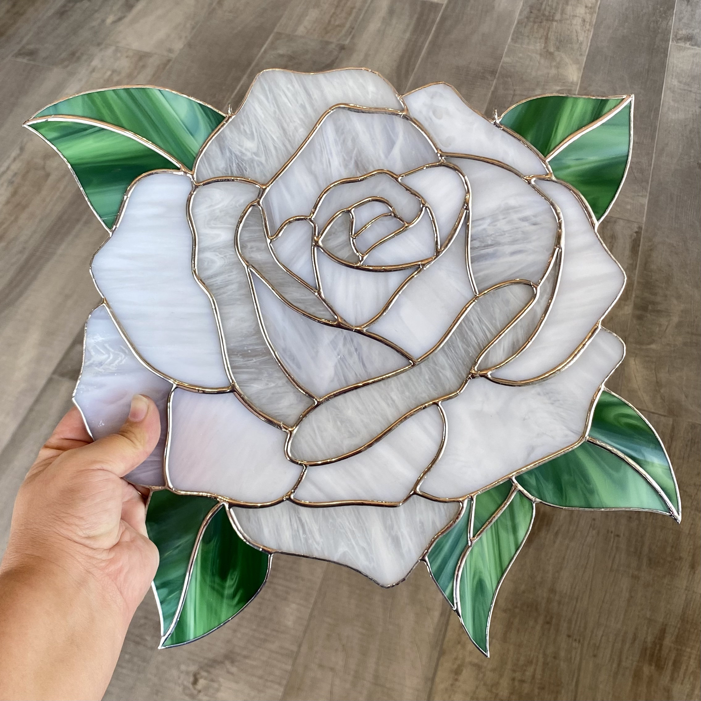 手作りのステンドグラスのフリーフォームの白いバラのサンキャッチャー