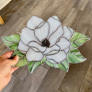 Handgefertigte Glasmalerei Magnolie, Sonnenfänger in weiss und elfenbein, florale Geschenkidee, Fenster oder Wandbehang