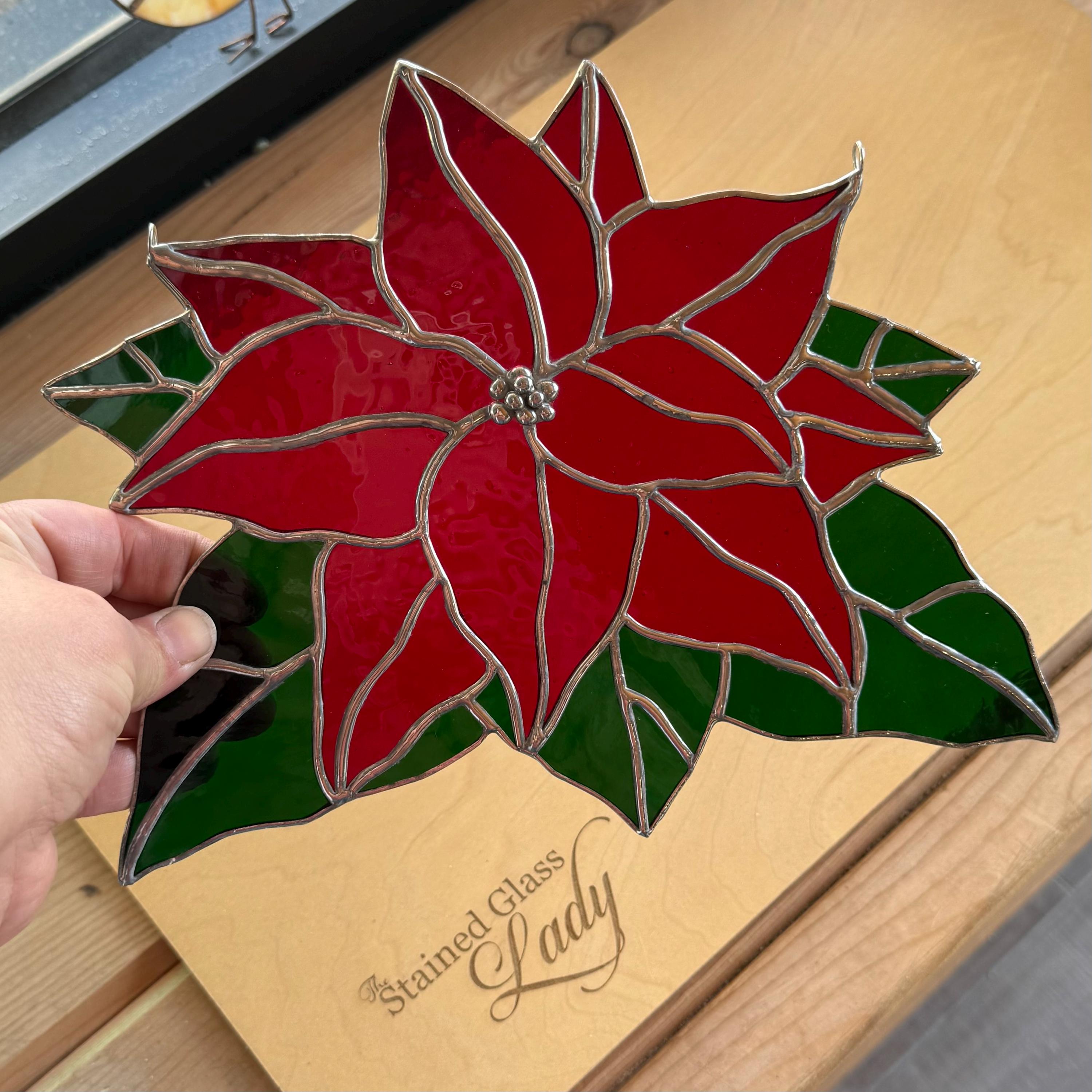 赤い大聖堂の手作りステンドグラスのクリスマスポインセチアサン