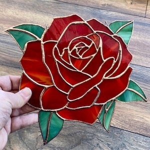 Rosa Buntglas-Scheibe in sattem Rot, handgefertigte Blumendekoration, Rose für das Fenster oder als Wandbehang, einzigartiges Glaskunstgeschenk