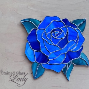 Handgefertigte Free Form Blau Glasmalerei Rose Panel, florale Wohnkultur, einzigartige Geschenkidee, Gartenfenster oder Wandbehang