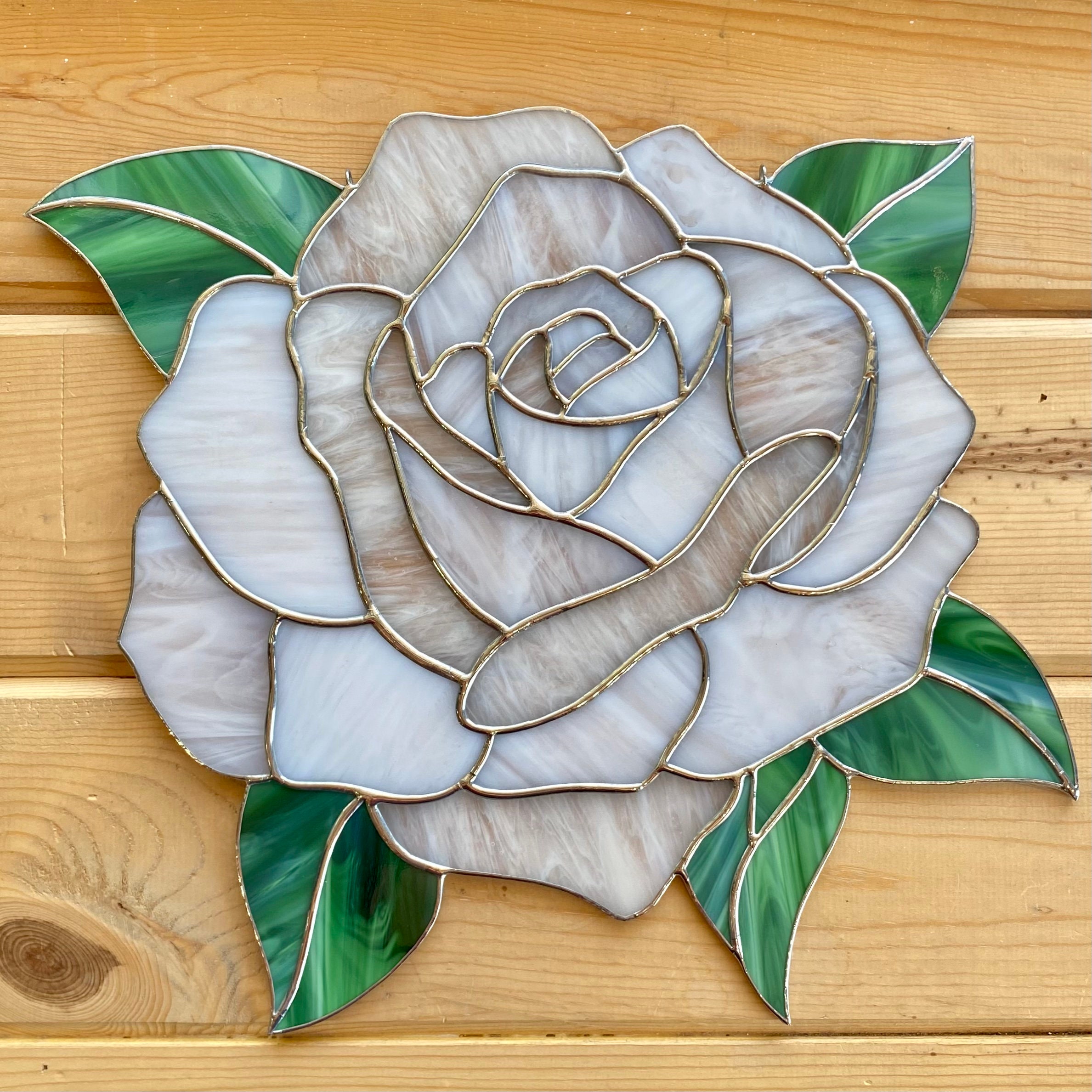 手作りのステンドグラスのフリーフォームの白いバラのサンキャッチャー