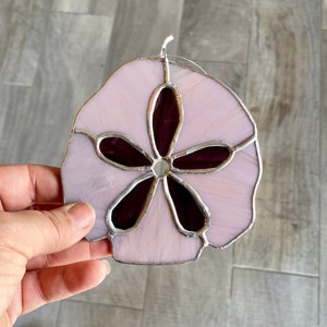 Acchiappasole in vetro colorato fatto a mano Sand Dollar in viola, decorazione per la casa in stile spiaggia, idea regalo per l&#39;oceano, decorazione per finestre in stile costiero, arte in vetro unica