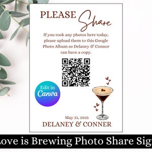 Op de afbeelding: Een wit bord met bruine tekst, waaronder "PLEASE Share" in script. Het vraagt gasten om foto's te uploaden naar een Google Fotoalbum voor Delaney & Connor. Een QR-code, een cocktailillustratie en de datum 31 mei 2025 zijn ook aanwezig.