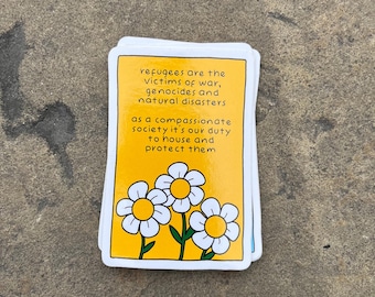 Pode incluir: Um autocolante retangular com um fundo amarelo brilhante, apresentando três margaridas brancas com centros amarelos na parte inferior. O texto diz: refugees are the victims of war, genocides and natural disasters as a compassionate society it's our duty to house and protect them.