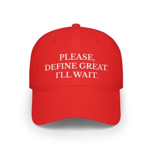 Può includere: Cappellino da baseball rosso con testo bianco che recita "PLEASE, DEFINE GREAT I'LL WAIT."