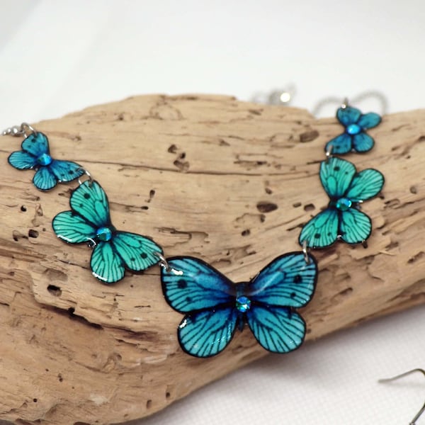 Collier papillons de couleur turquoise et bleue