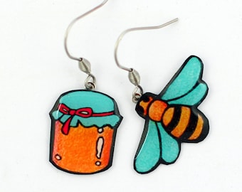 Boucles d'oreilles abeille et pot de miel, dépareillées, résine, colorées