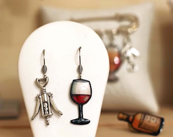 Boucles d'oreilles dépareillées petit verre de vin rouge et tire bouchon, boucles d'oreilles rigolotes