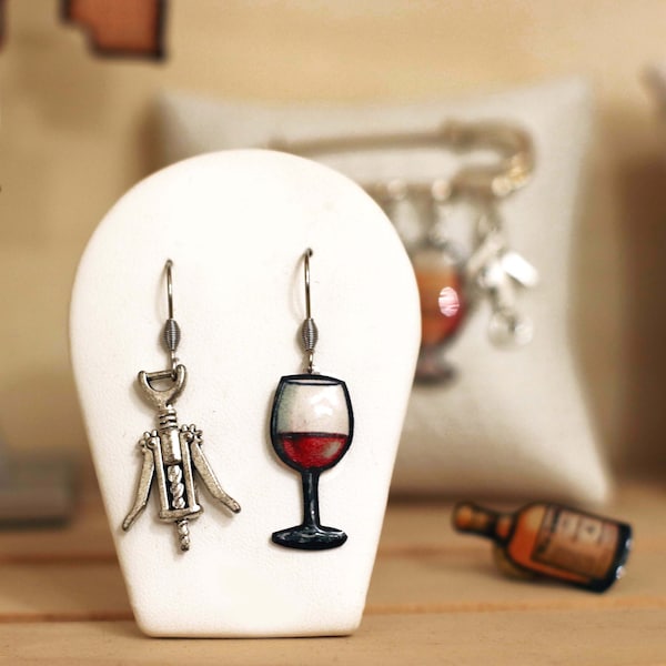 Boucles d'oreilles dépareillées petit verre de vin rouge et tire bouchon, boucles d'oreilles rigolotes