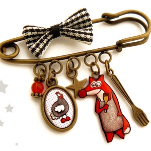 Broche humorístico de zorro y gallina, latón, nudo a cuadros en blanco y negro