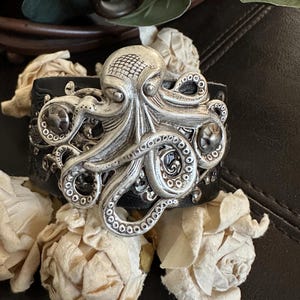 Octopus leather cuff bracelet, Renaissance faire, cosplay, steampunk cuff, the kraken, Cthulhu,octopus jewelry, steampunk jewelry