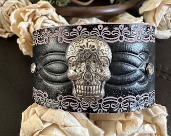 Sugar Skull bracelet, day of the dead, sugar skull gift, sugar skull jewelry, leather bracelet, gothic jewelry,sugar skull,halloween jewelry