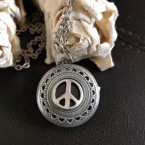Peace sign locket, peace sign necklace, Peace sign gift, peace jewelry,hippie necklace, keepsake necklace, photo locket, keychain locket