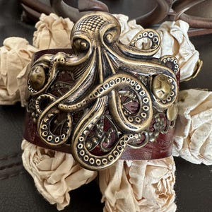 Octopus leather cuff bracelet, Renaissance faire, cosplay, steampunk cuff, the kraken, Cthulhu,octopus jewelry, steampunk jewelry