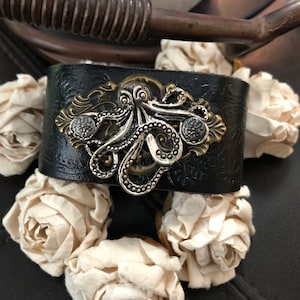 Octopus leather bracelet cuff, steampunk,the kraken,Cthulhu, Renaissance faire,octopus gift, leather cuff bracelet,cosplay,renaissance faire