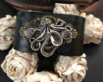Octopus leather bracelet cuff, steampunk,the kraken,Cthulhu, Renaissance faire,octopus gift, leather cuff bracelet,cosplay,renaissance faire
