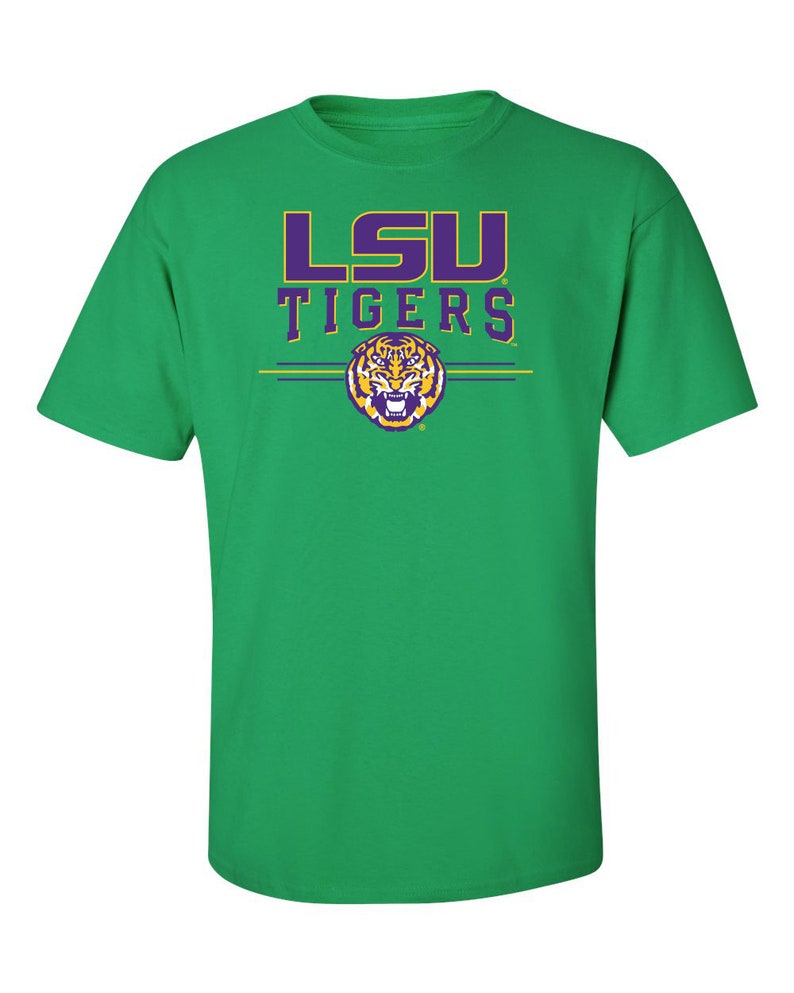 Puede incluir: Camiseta verde con el logotipo de los LSU Tigers en morado y dorado. El logotipo presenta una cabeza de tigre con el texto 'LSU' en morado y dorado encima.