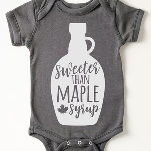 Süßer als Ahornsirup | Ahornsirup Flasche SVG | Baby Onesie SVG