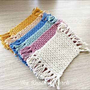 Pu&ograve; includere: Set di sei sottobicchieri all'uncinetto in vari colori, tra cui bianco, rosa, blu, azzurro e giallo. Ogni sottobicchiere ha un bordo a frangia.