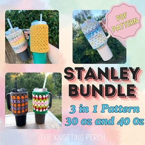 Op de afbeelding: Een digitale download van haakpatronen voor drie verschillende Stanley-bekercozy-ontwerpen. De patronen zijn voor 30 oz en 40 oz bekers. De tekst "STANLEY BUNDLE 3 in 1 Pattern 30 oz and 40 oz THE KNOTTING PERCH" wordt weergegeven in de afbeelding.