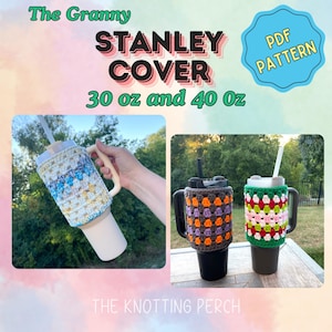 Op de afbeelding: Twee gehaakte Stanley-bekerhoezen, een in een lichtblauw en wit kleurenschema en de andere in een groen, roze en wit kleurenschema. De hoezen zijn voor 30 oz en 40 oz bekers. De tekst "The Granny Stanley Cover 30 oz and 40 oz" staat bovenaan de afbeelding. De tekst "PDF PATTERN" staat in een cirkel rechtsboven in de afbeelding. De tekst "THE KNOTTING PERCH" staat onderaan de afbeelding.