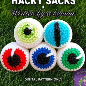 Op de afbeelding: Vijf ronde gehaakte hacky sacks in de vorm van oogballen met witte sclera en kleurrijke irissen in limoengroen, felblauw, rood, donkerblauw en smaragdgroen. De tekst luidt CROCHET HACKY SACKS, Written by a human en DIGITAL PATTERN ONLY.