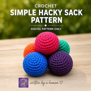 Op de afbeelding: Een digitaal haakpatroon voor een eenvoudige hacky sack, met de tekst CROCHET SIMPLE HACKY SACK PATTERN DIGITAL PATTERN ONLY. De afbeelding toont vijf bolvormige, veelkleurige gehaakte ballen in roze, blauw, paars, oranje en groenblauw.
