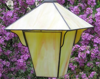 Instrucciones y patrón en formato PDF de lámpara de vidrio de colores para colgar en el jardín, casa de pájaros