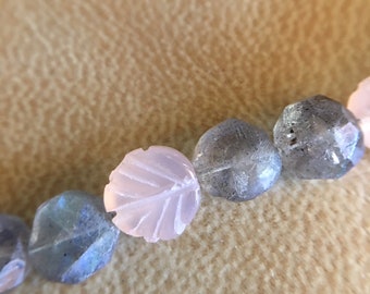 Collana di perle multifilo: quarzo rosa, labradorite, perle d'acqua dolce