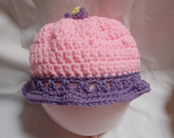 Sombrero de cubo rosa y morado tejido a ganchillo con una flor superior de 20 pulgadas de tamaño de cabeza alrededor de la frente para niño