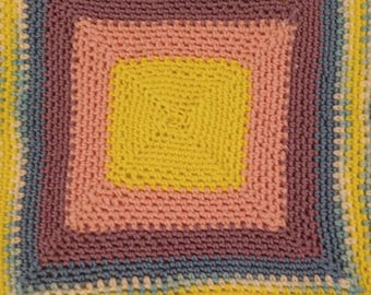 Manta de bebé tejida a mano de color amarillo, rosa, morado, azul.  Mis mantas para bebés son para bebés y niños pequeños.